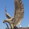 Орел на камне-скульптура